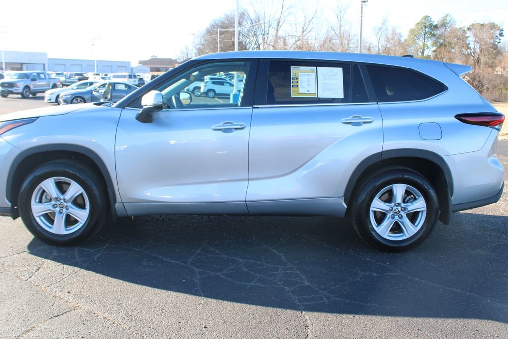 Used 2024 Toyota Highlander LE image 6