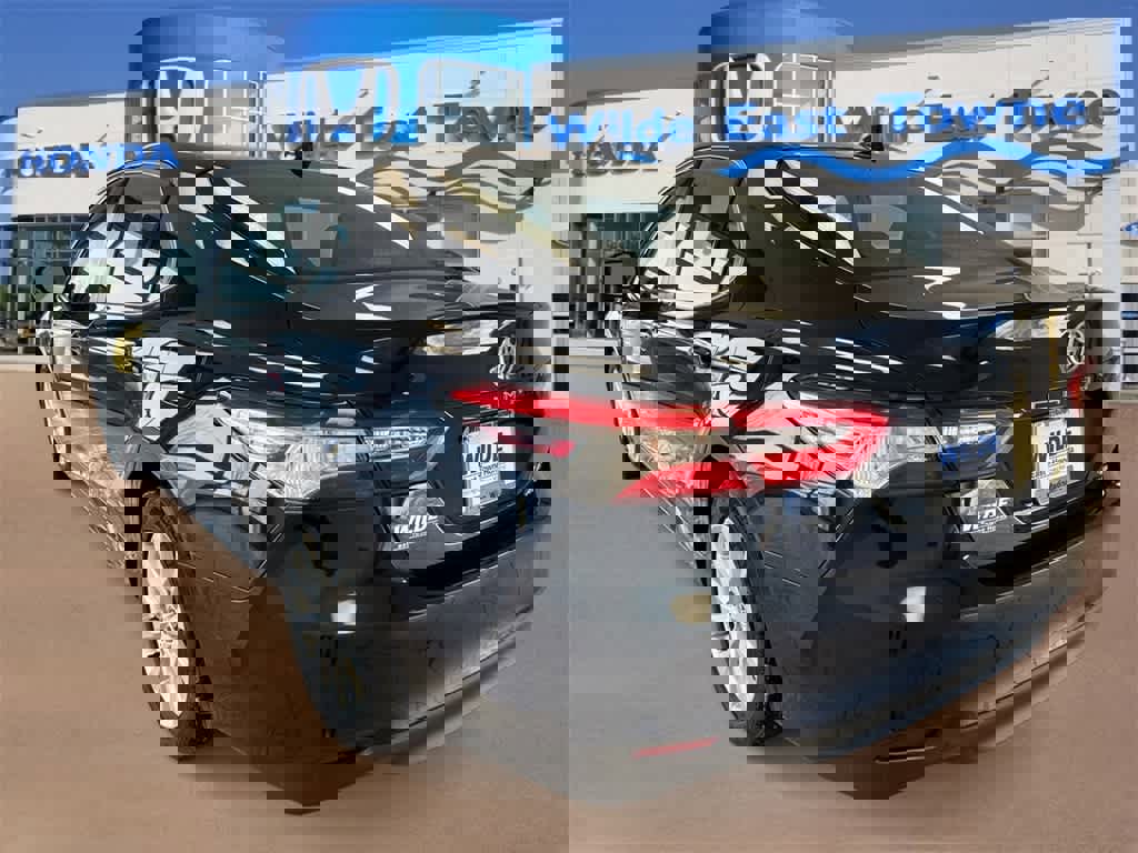 Used 2020 Toyota Camry LE image 6