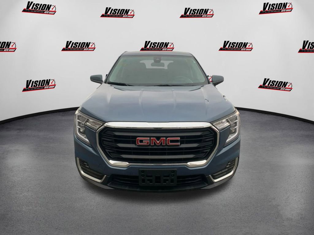 Used 2024 GMC Terrain SLE image 2