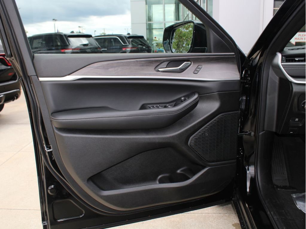 New 2025 Jeep Grand Cherokee Limited w/ Trailer Tow Package image 9