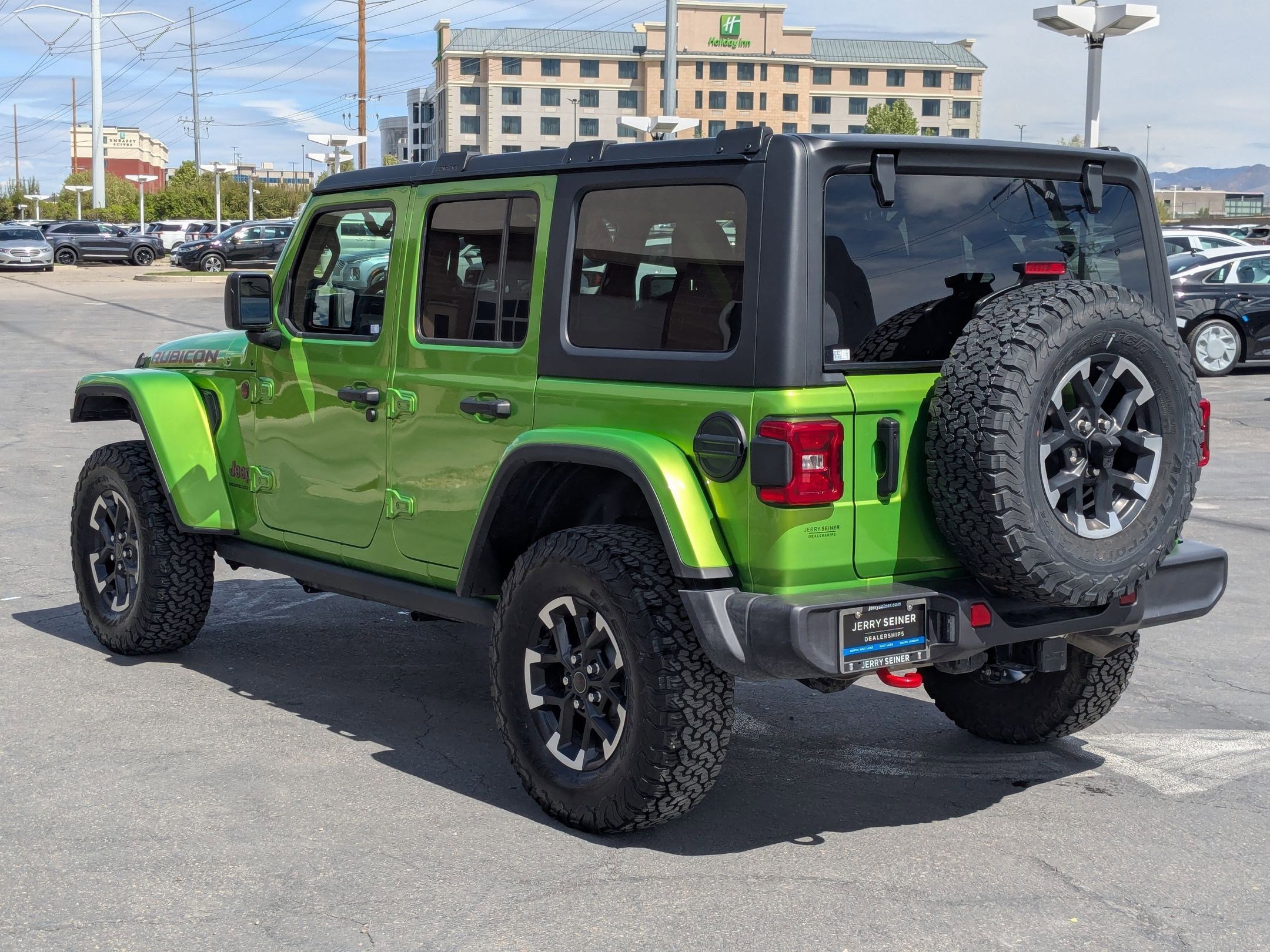 Used 2025 Jeep Wrangler Unlimited Rubicon w/ Convenience Group AWD/4WD image 3