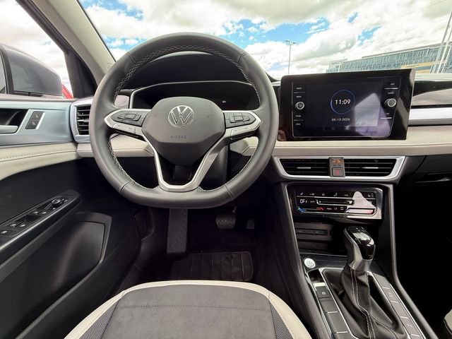 Used 2025 Volkswagen Taos SE AWD/4WD image 8
