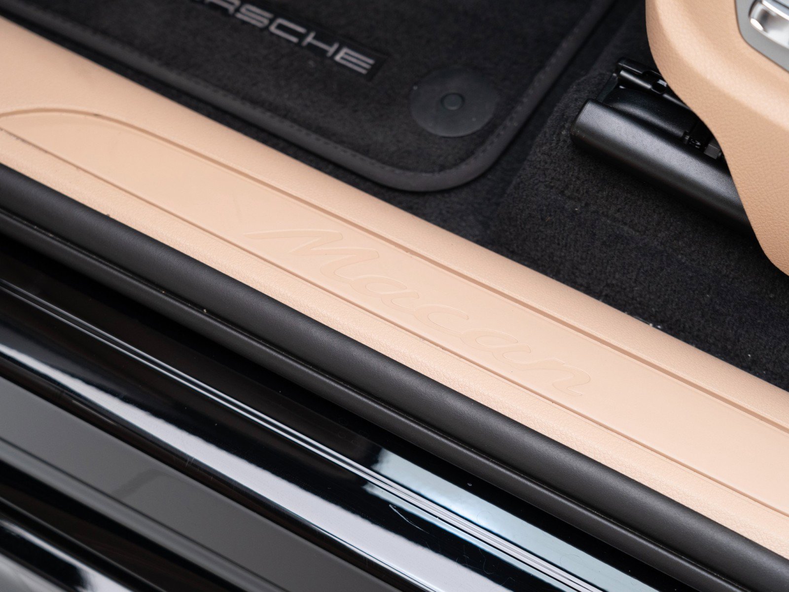 Certified 2025 Porsche Macan AWD/4WD image 14