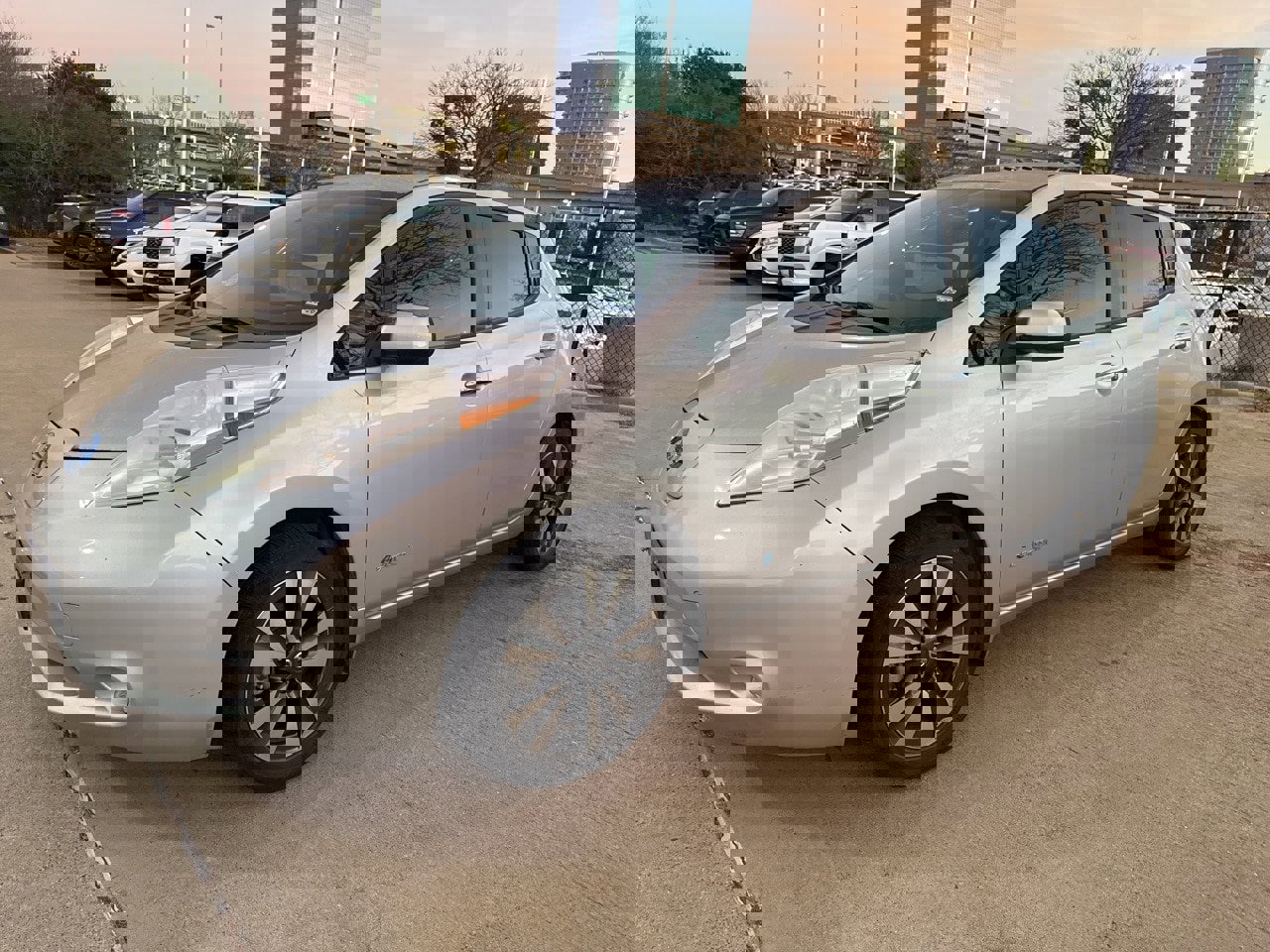 Used 2016 Nissan Leaf SV image 2