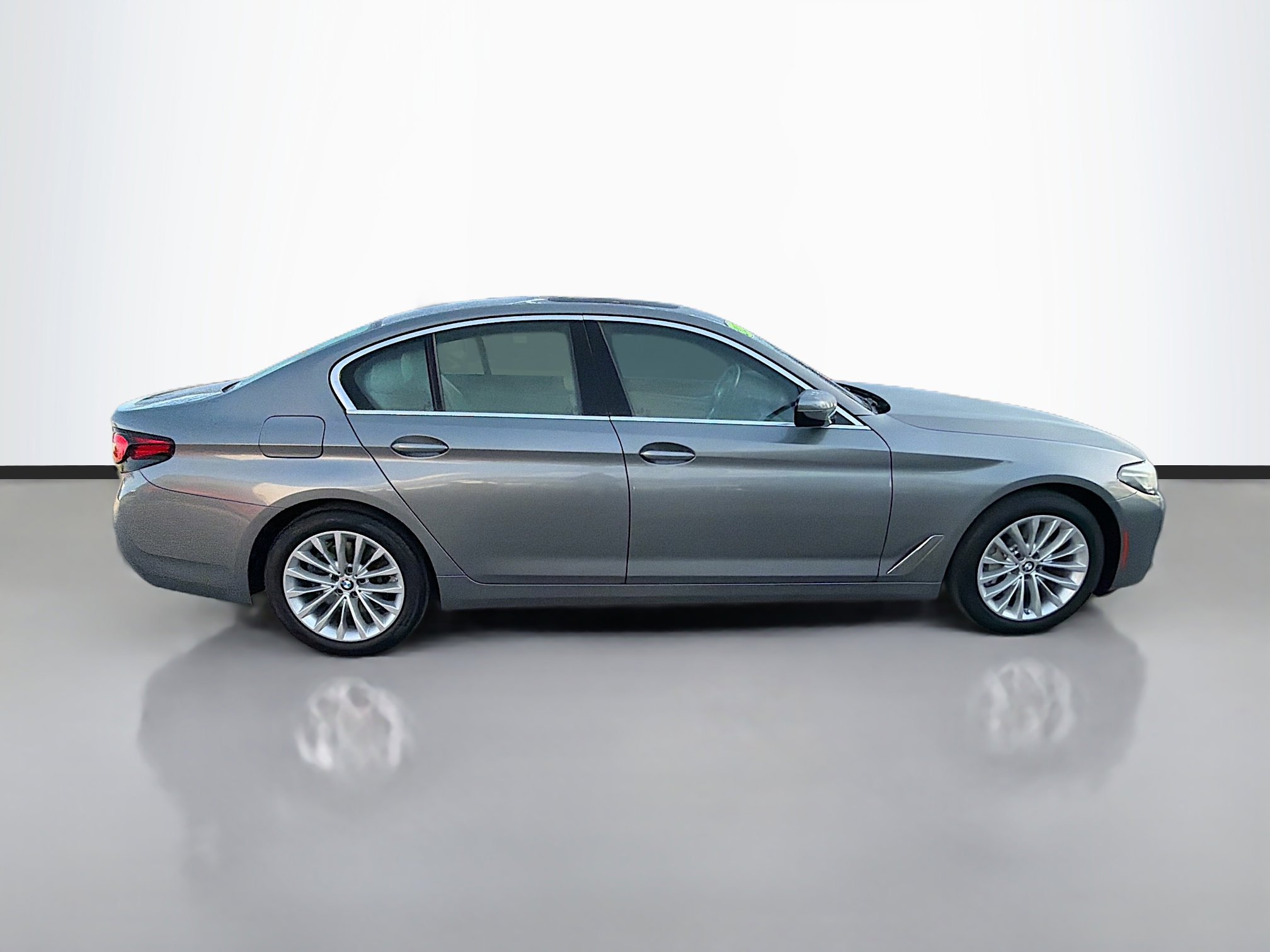 Used 2023 BMW 530i image 2