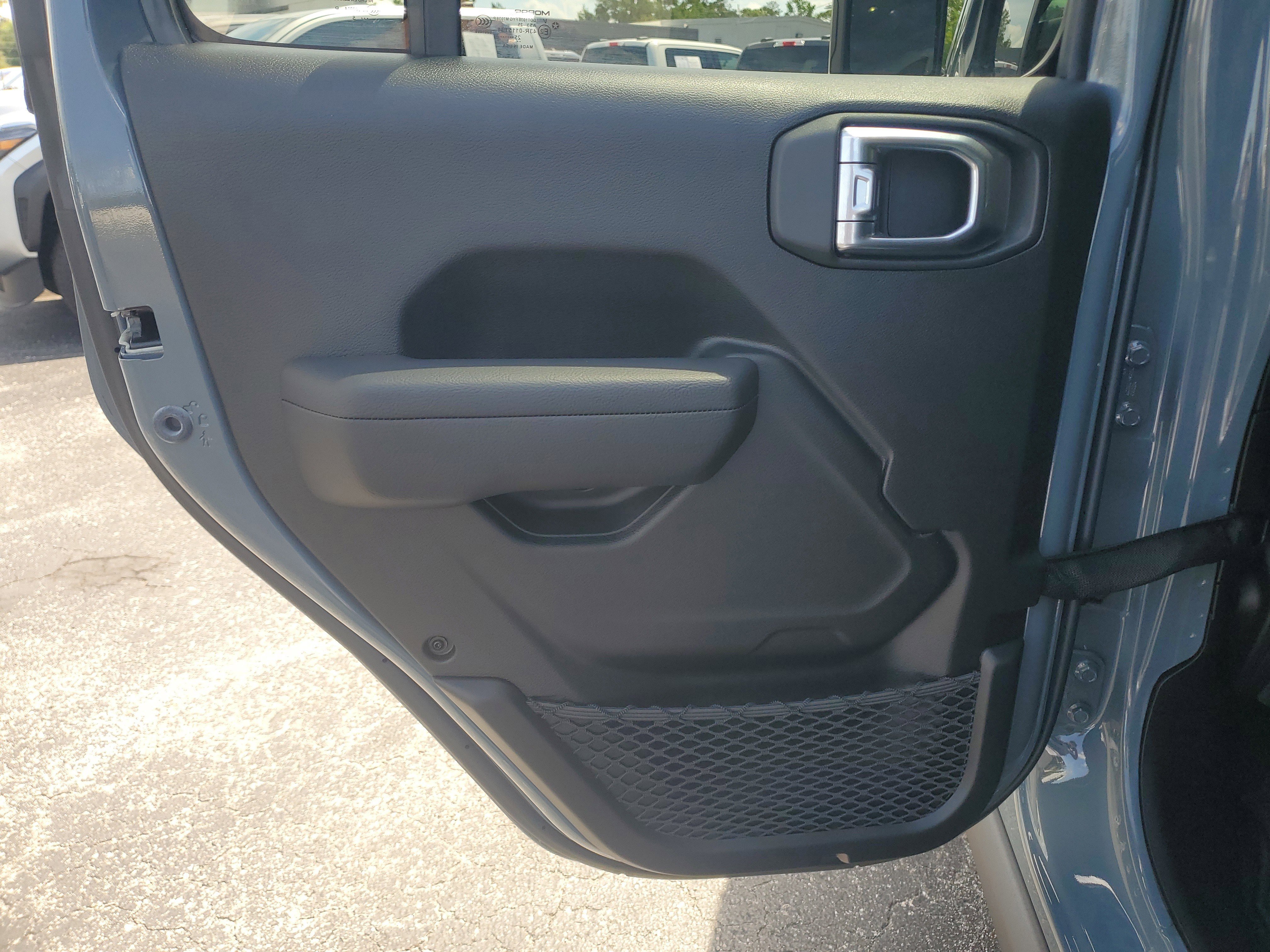Used 2025 Jeep Gladiator Mojave AWD/4WD image 21