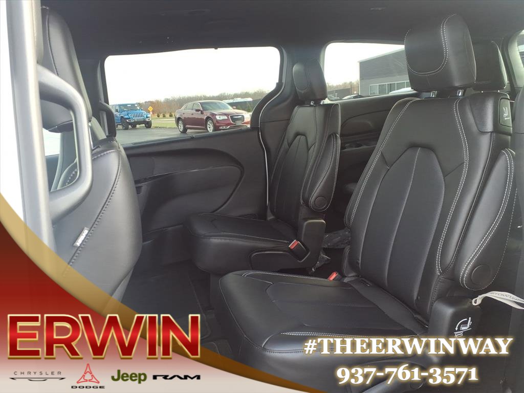 New 2026 Chrysler Pacifica Select w/ S Appearance Package image 16