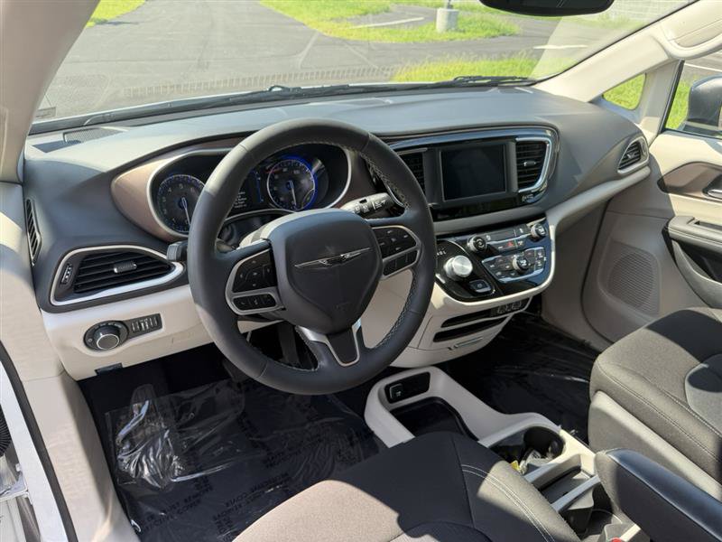 Used 2024 Chrysler Voyager LX FWD image 12