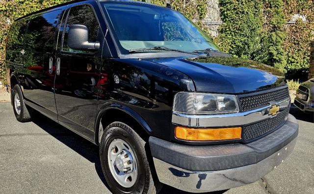 Used 2018 Chevrolet Express 2500 w/ Driver Convenience Package RWD image 3