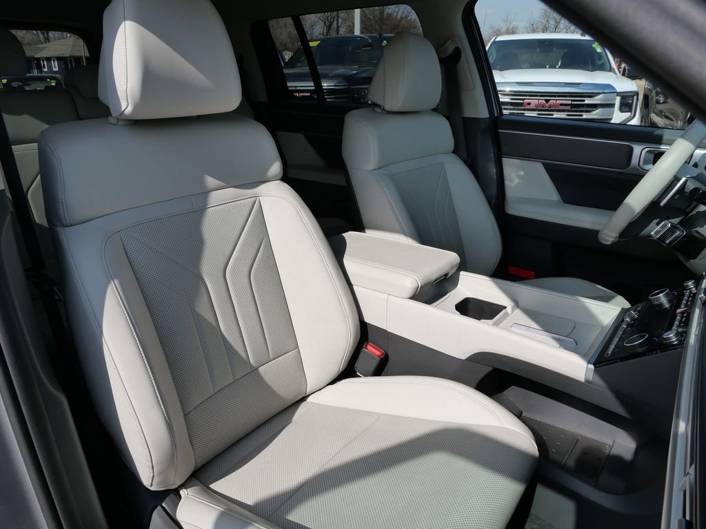 Used 2025 Hyundai Santa Fe SEL image 15