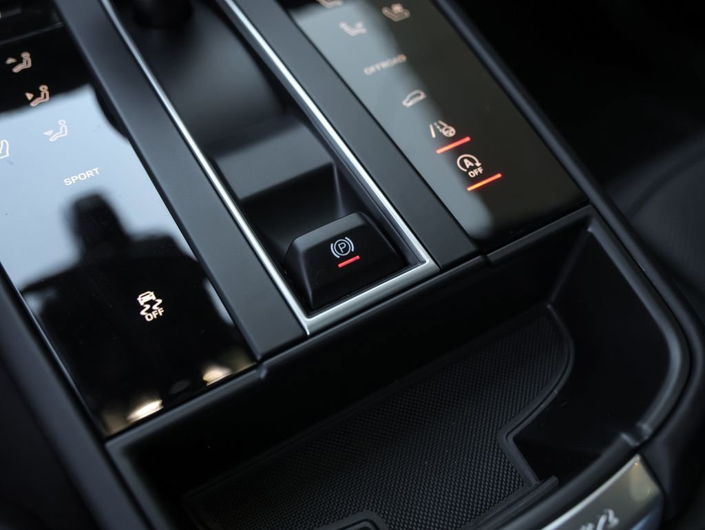 Certified 2025 Porsche Macan image 28