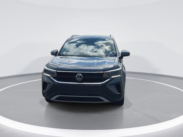 Used 2023 Volkswagen Taos SE w/ Panoramic Sunroof Package FWD image 4