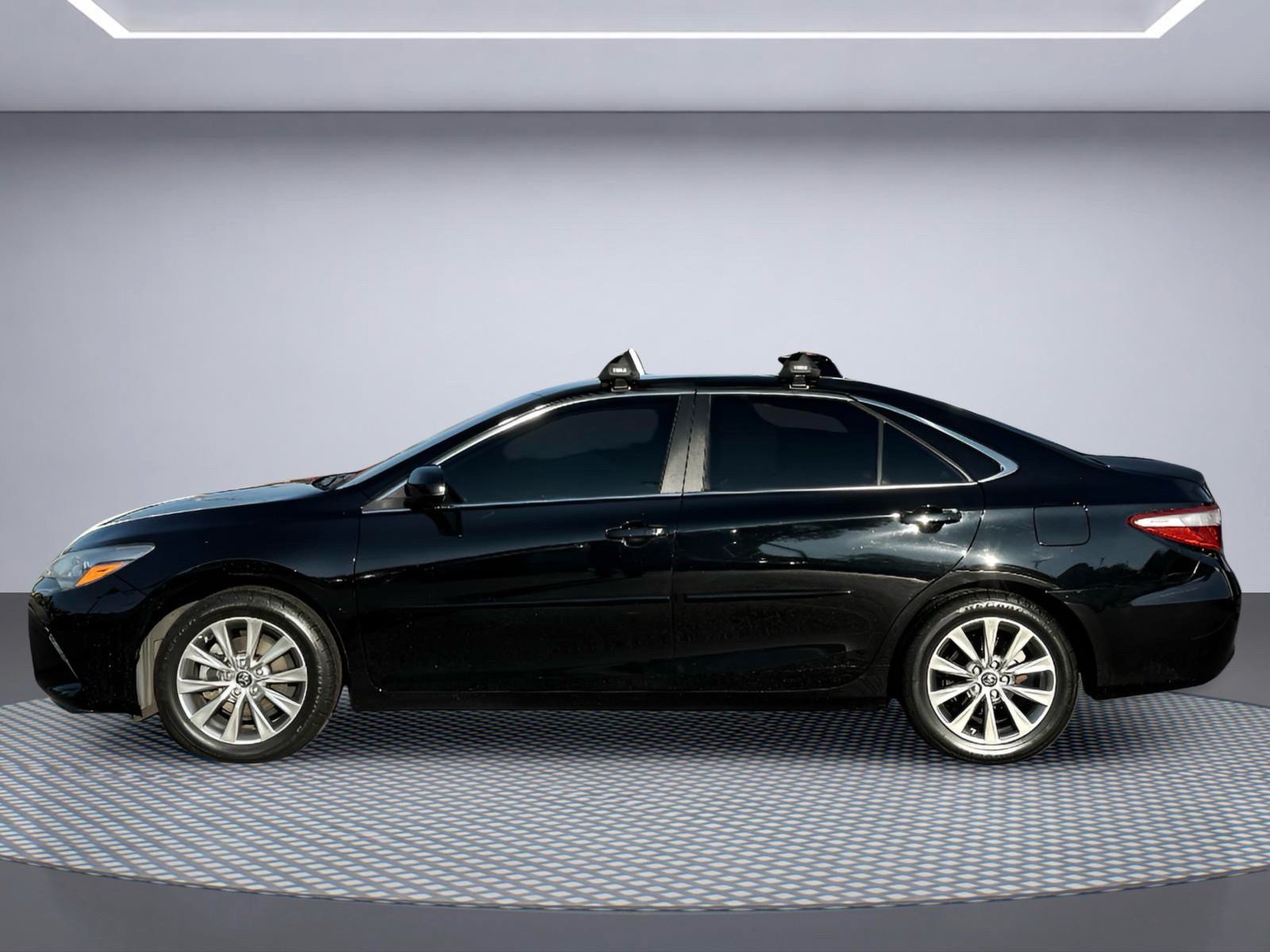 Used 2017 Toyota Camry XLE FWD image 2