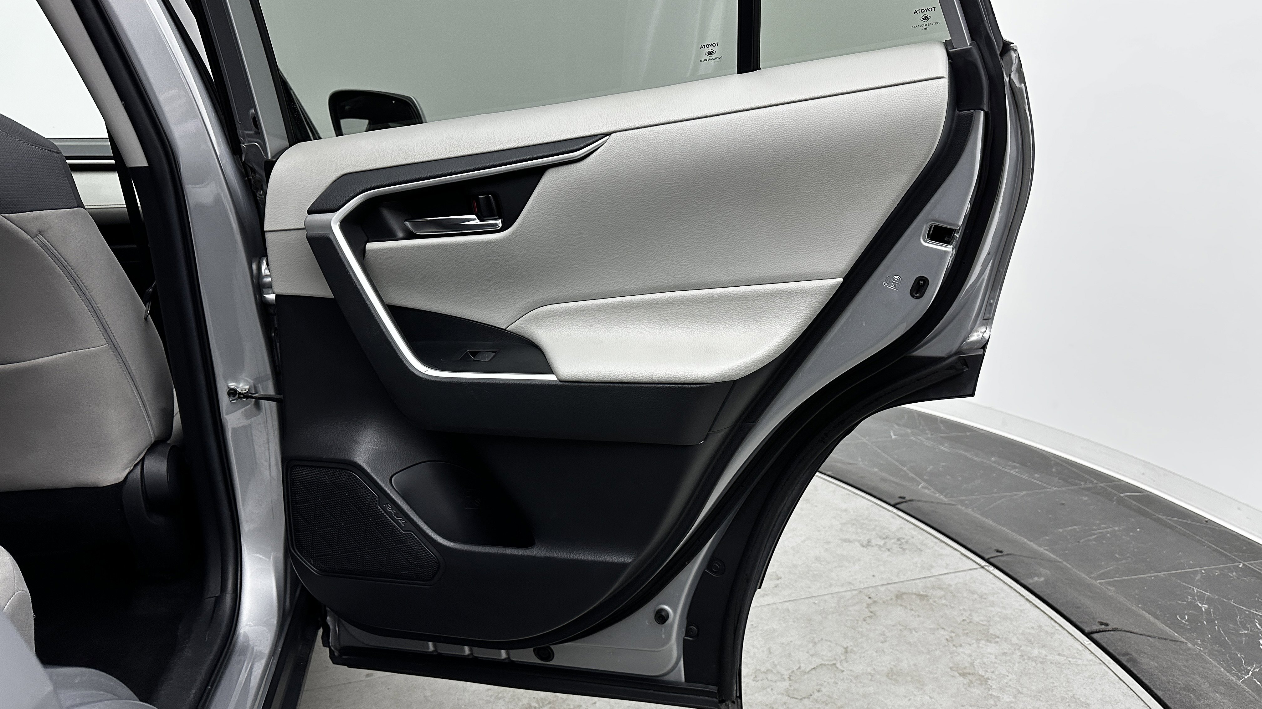 Used 2021 Toyota RAV4 XLE image 28