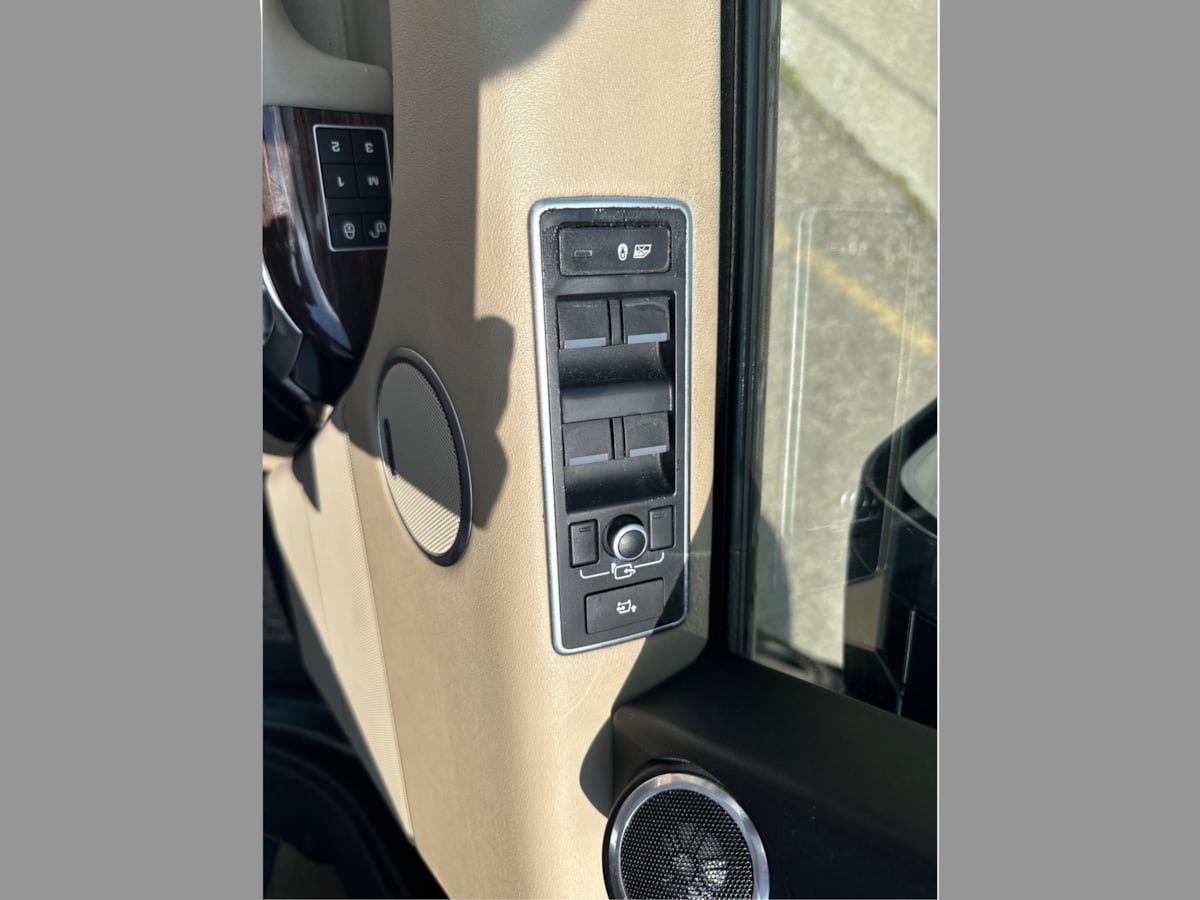 Used 2017 Land Rover Range Rover Supercharged AWD/4WD image 18