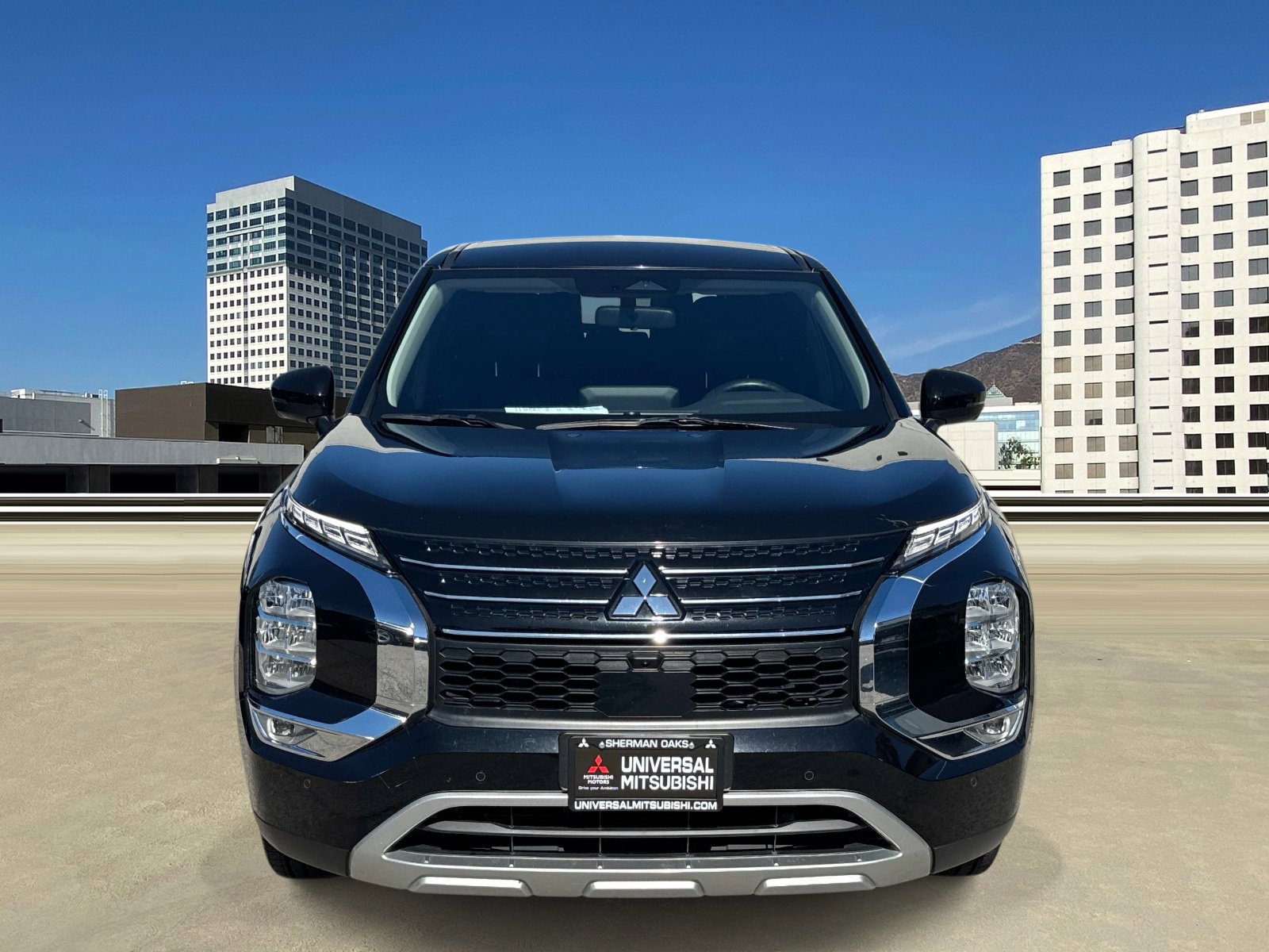 Used 2023 Mitsubishi Outlander SE image 2