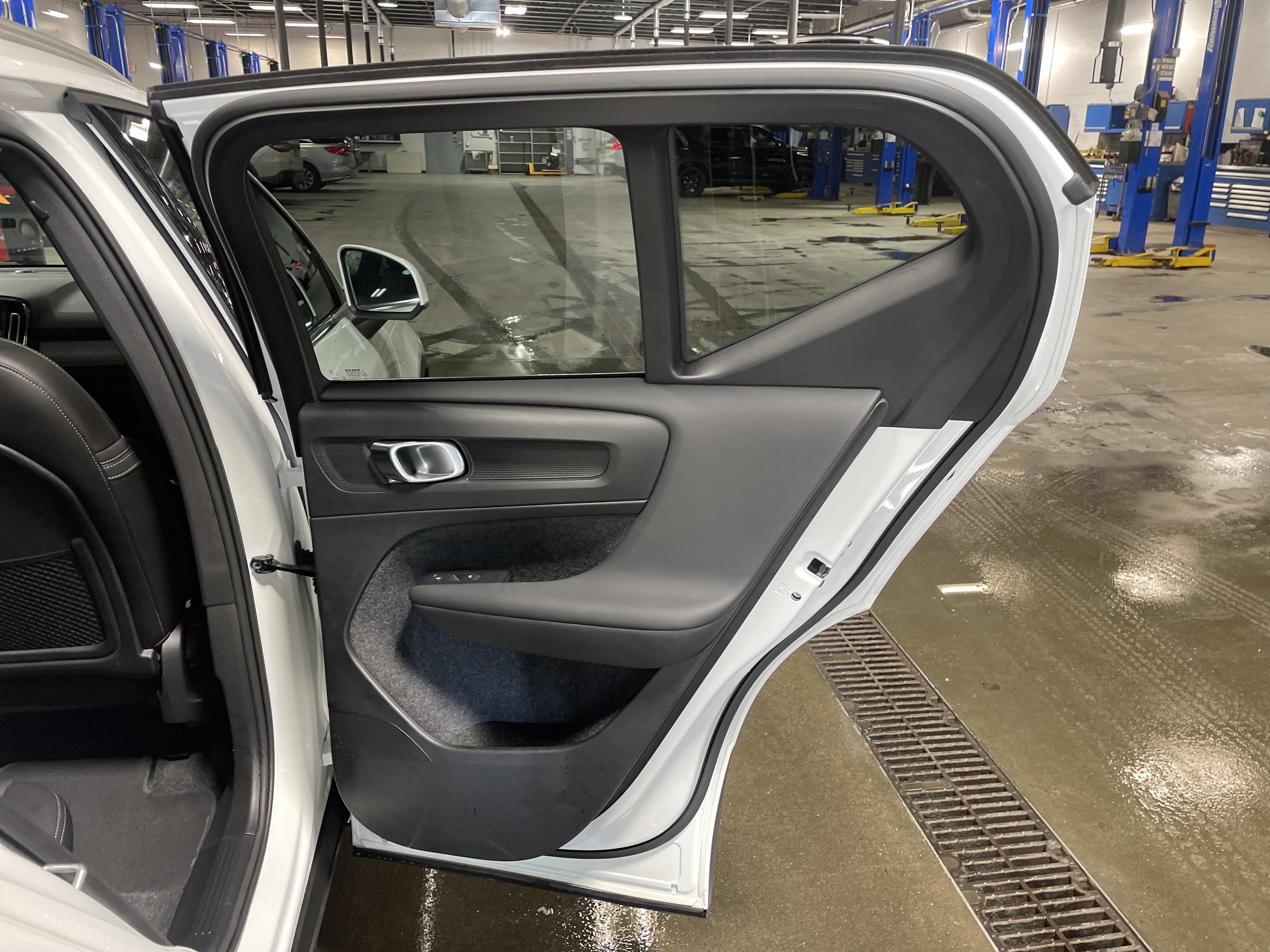 Used 2025 Volvo XC40 B5 Core image 19