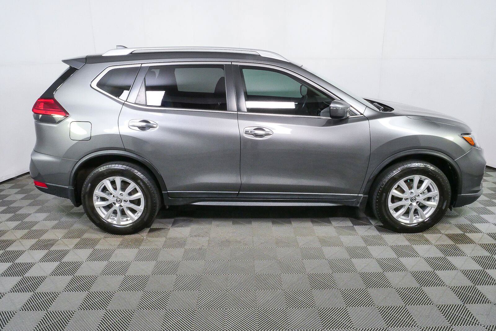 Used 2017 Nissan Rogue SV FWD image 8