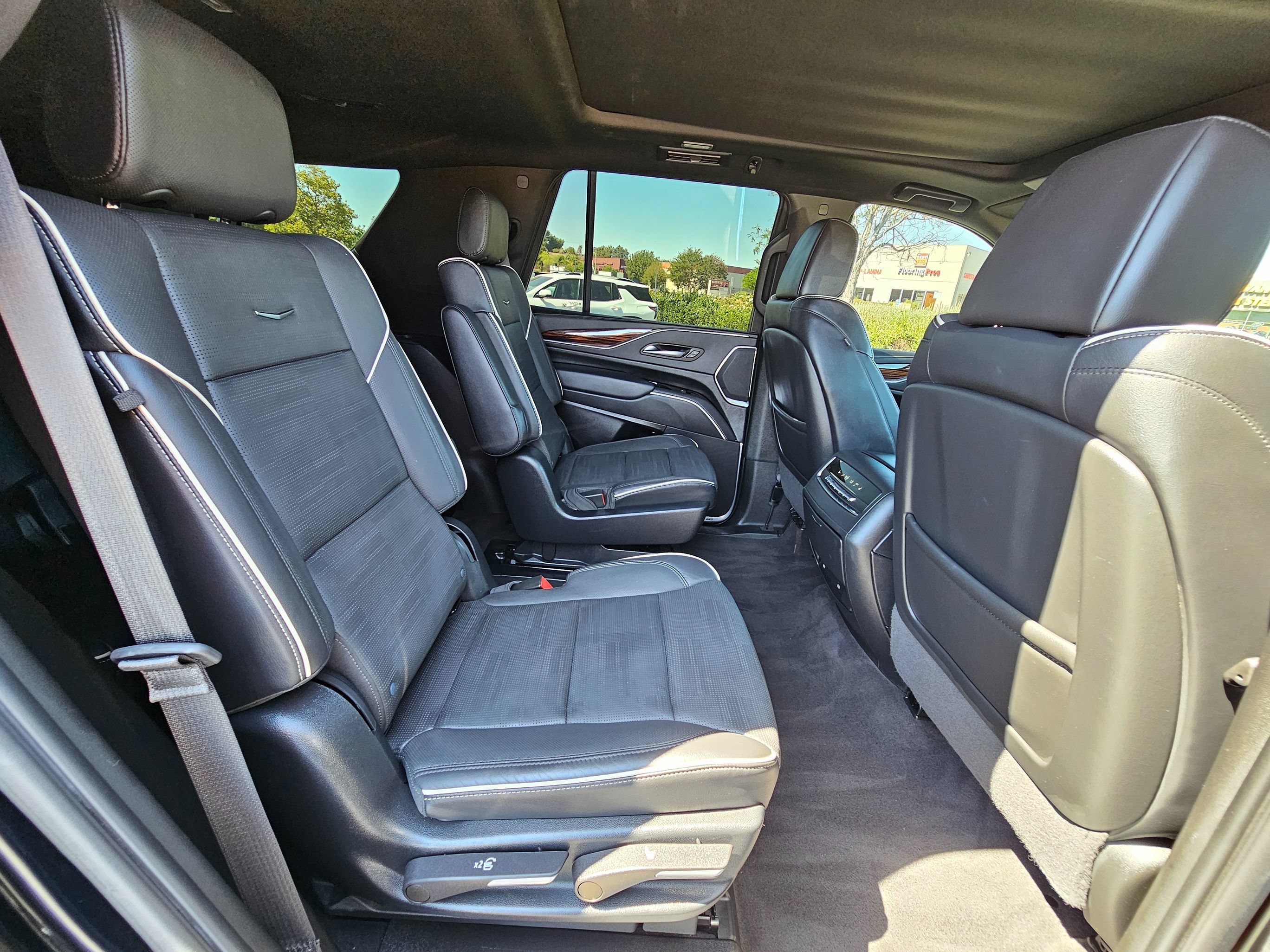 Used 2023 Cadillac Escalade Premium Luxury RWD image 40