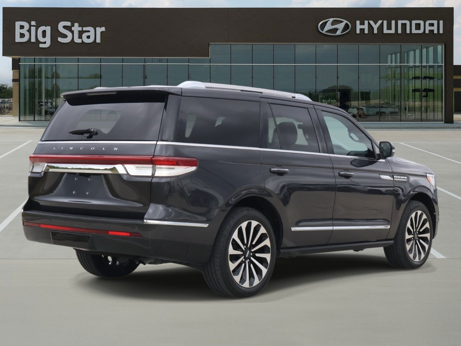 Used 2023 Lincoln Navigator Reserve RWD image 4