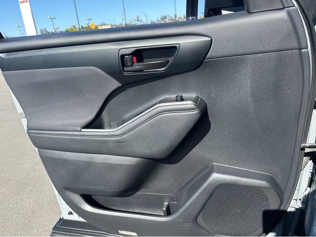 Used 2024 Toyota Highlander LE FWD image 16