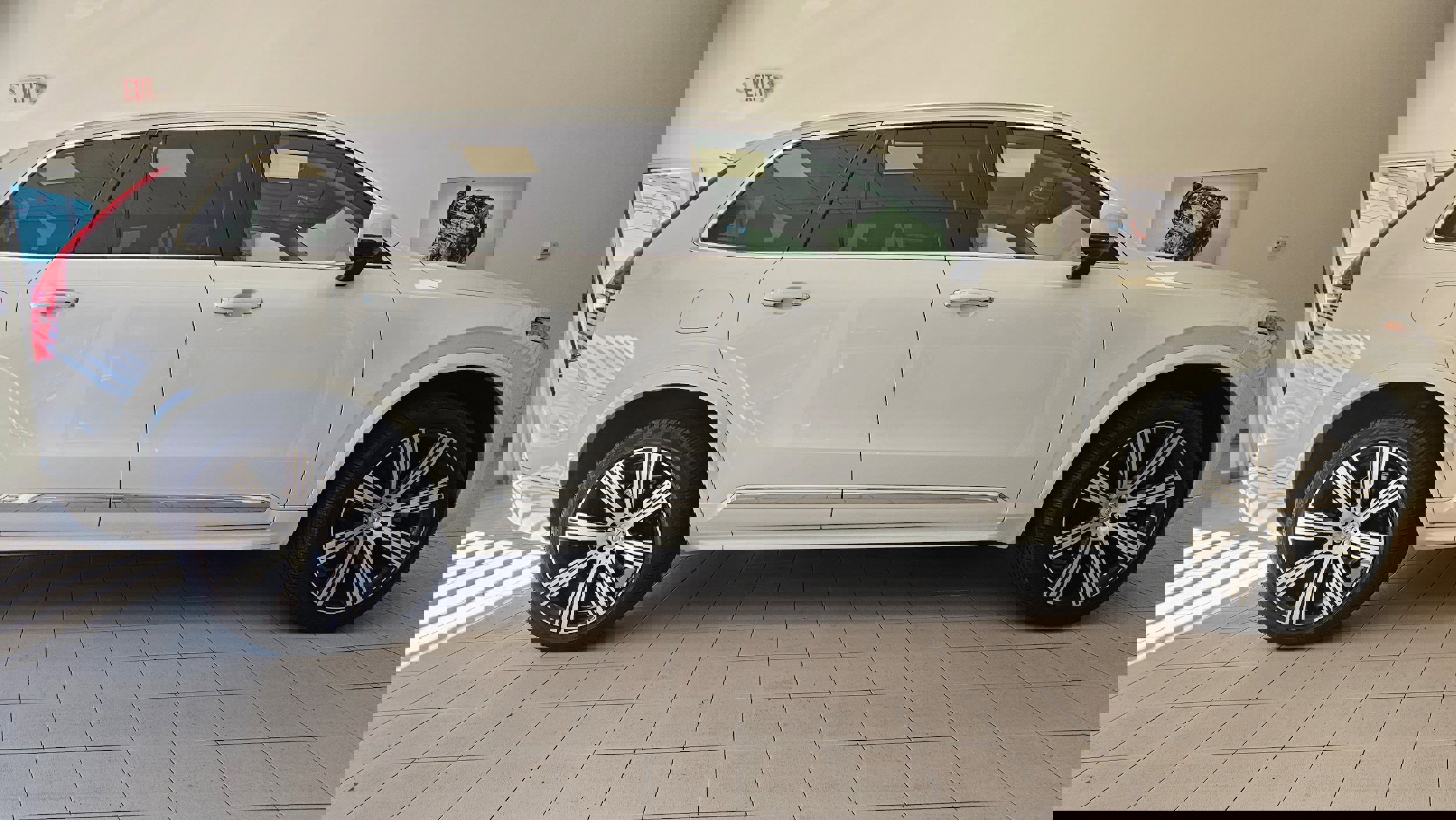 Certified 2022 Volvo XC90 T6 Inscription w/ Climate Package image 3