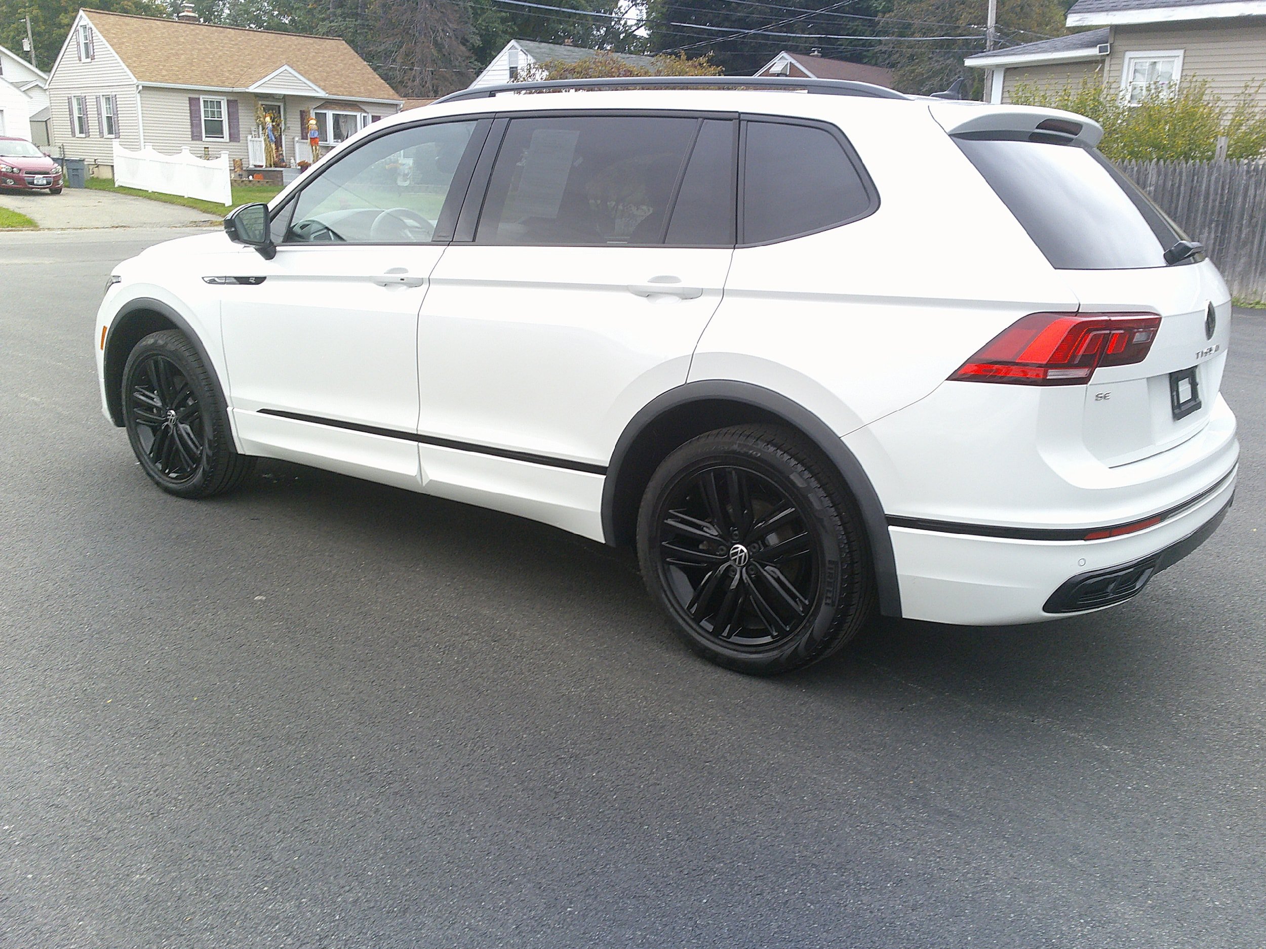 Used 2022 Volkswagen Tiguan SE R-Line AWD/4WD image 11