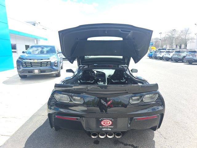 Used 2015 Chevrolet Corvette Z06 w/ 3LZ Preferred Equipment Group RWD image 26