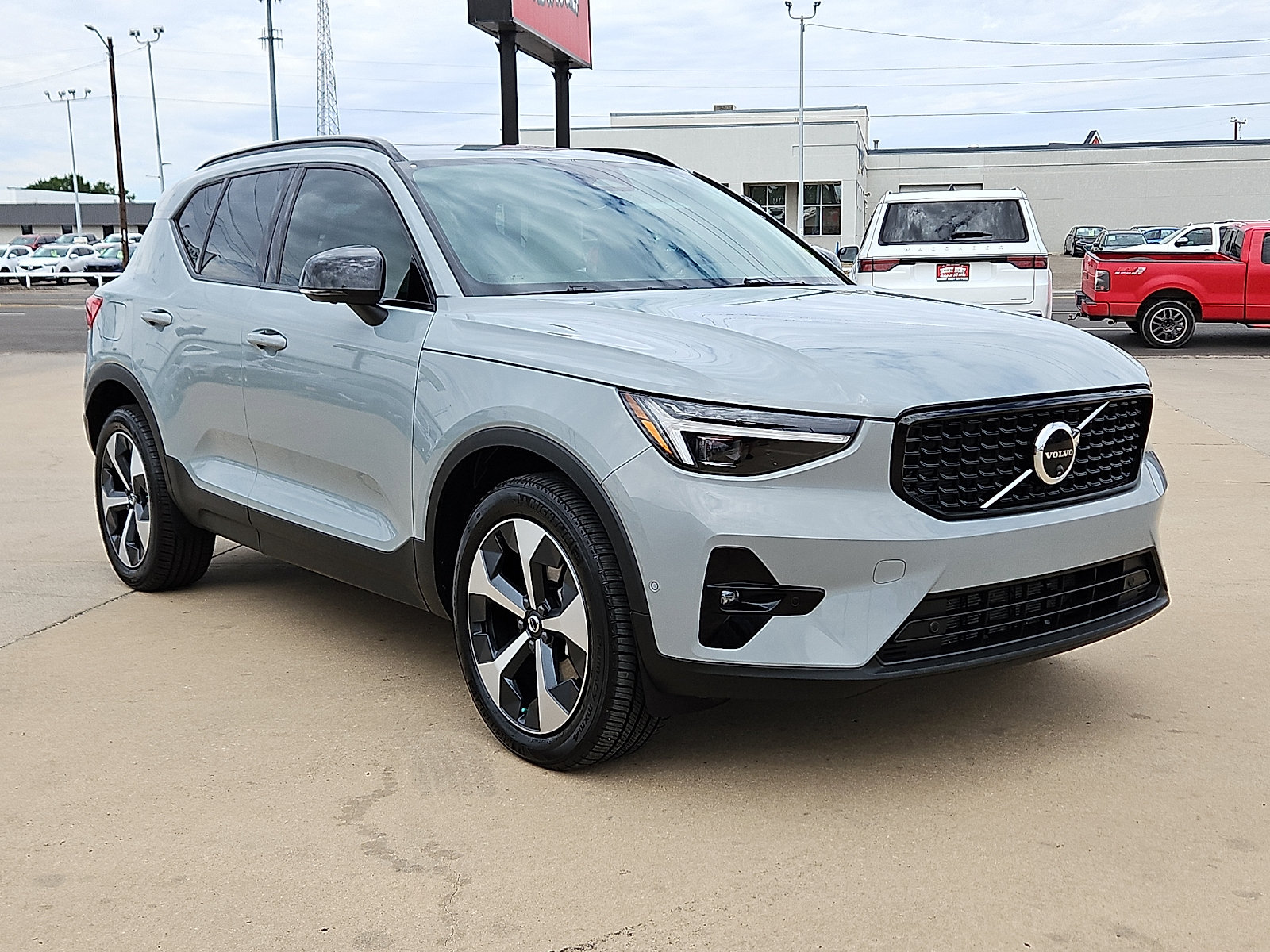 Used 2026 Volvo XC40 B5 Plus w/ Protection Package Premier AWD/4WD image 4