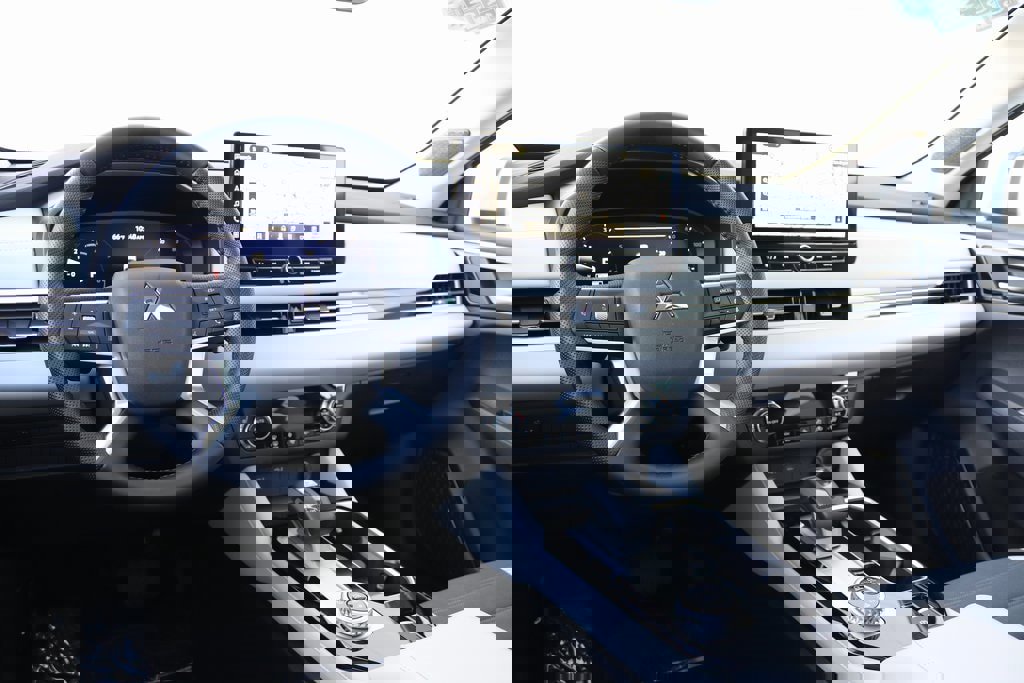 Used 2025 Mitsubishi Outlander SE image 3