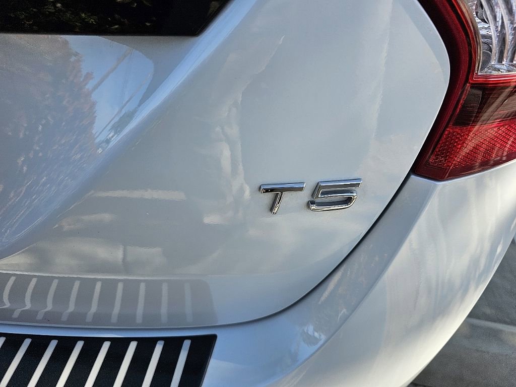 Used 2015 Volvo V60 T5 Premier w/ Protection Package image 9