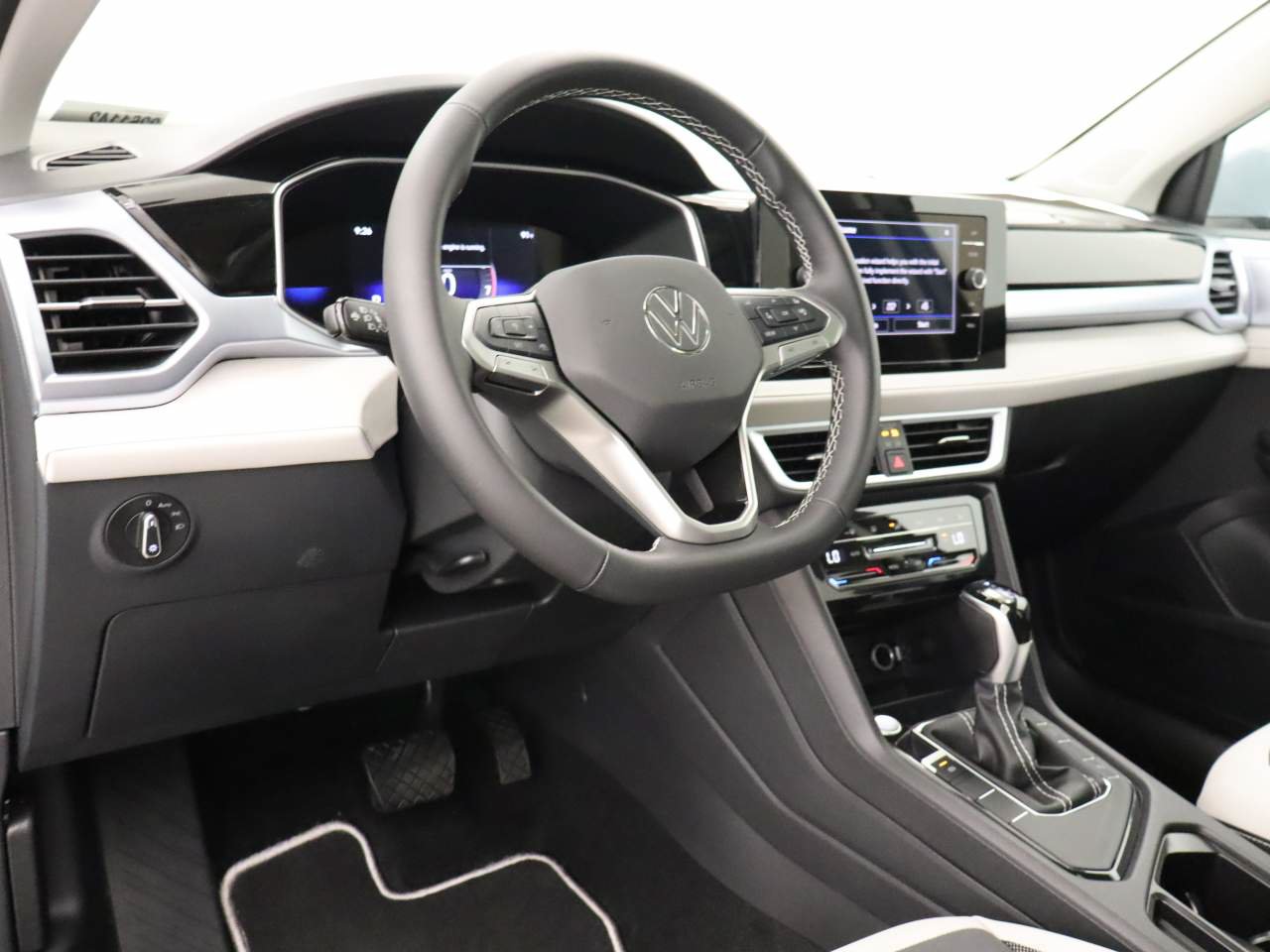 New 2026 Volkswagen Taos SE FWD image 13