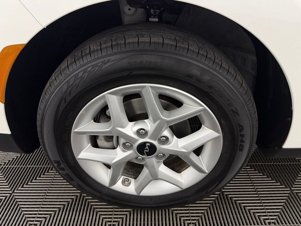 Used 2025 Kia Soul LX w/ LX Technology Package FWD image 11