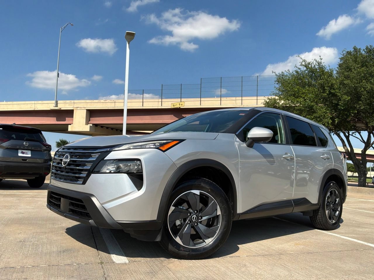 Used 2025 Nissan Rogue SV FWD image 2