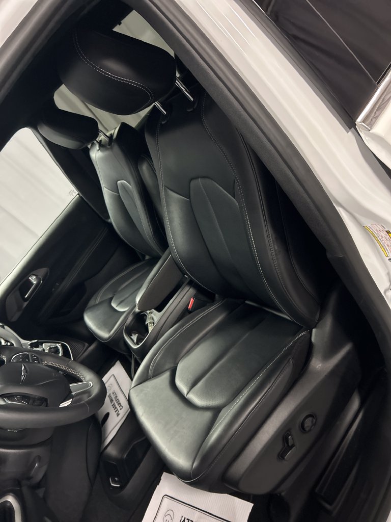 Used 2026 Chrysler Pacifica Select FWD image 12