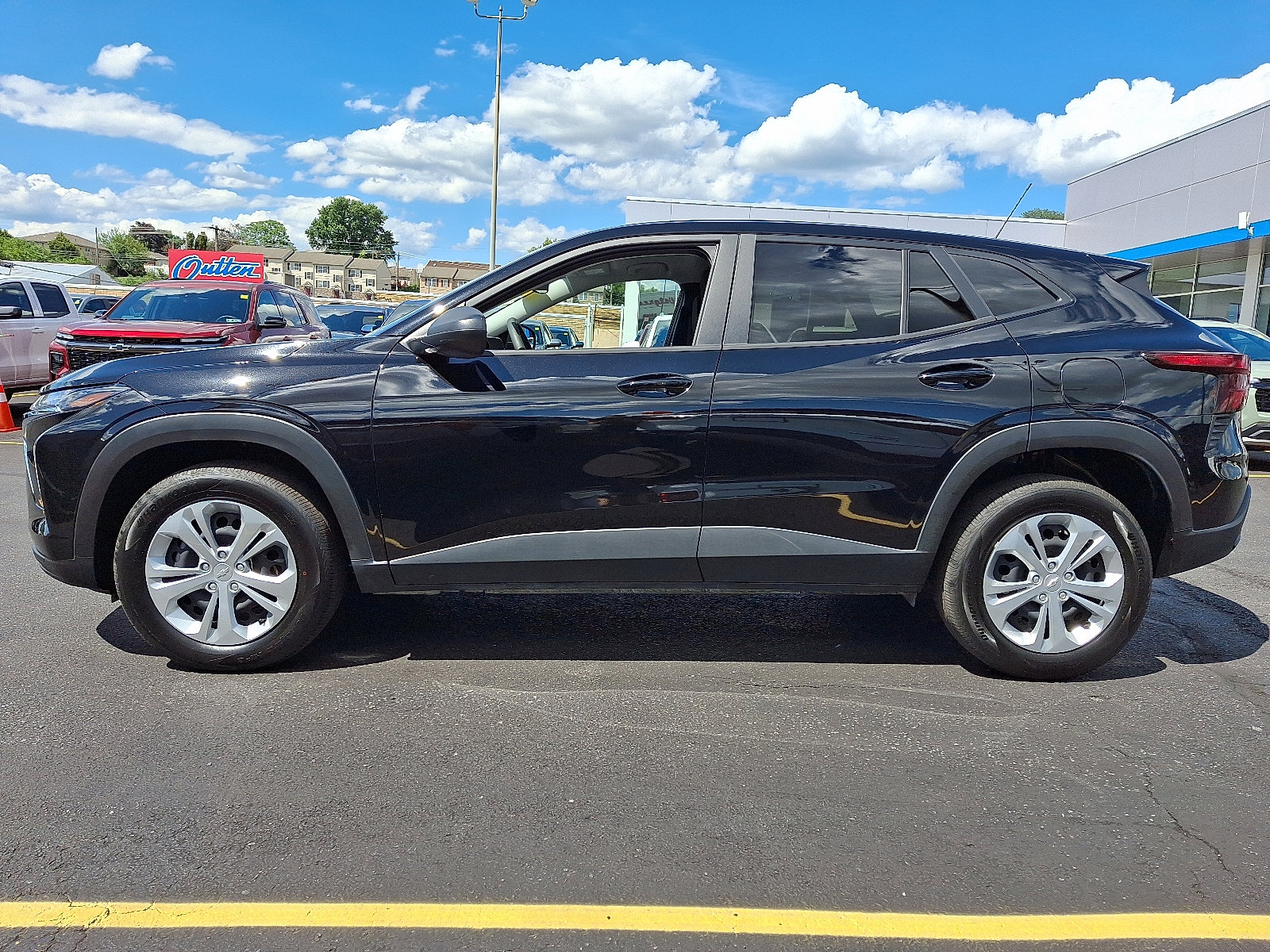 Used 2025 Chevrolet Trax LS image 2