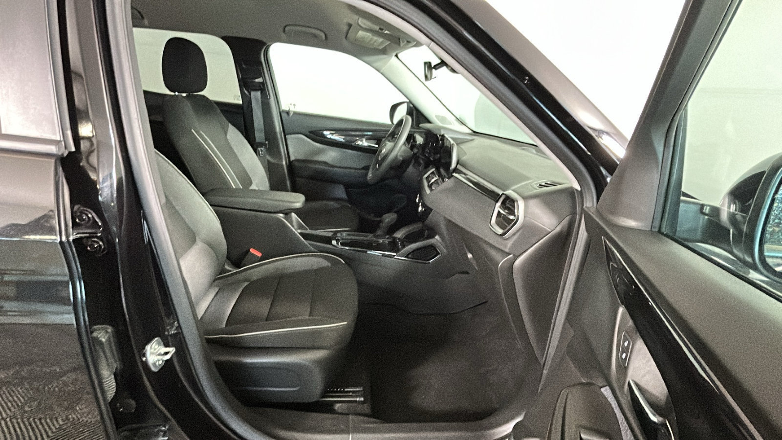 Used 2025 Chevrolet TrailBlazer LT AWD/4WD image 35