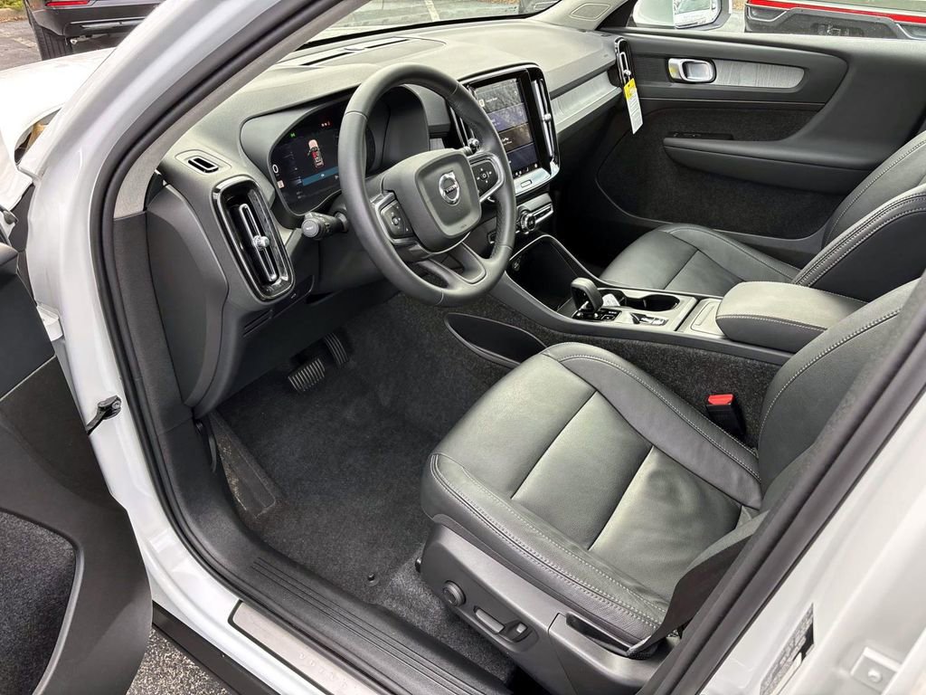 Used 2025 Volvo XC40 B5 Core w/ Protection Package Premier image 25