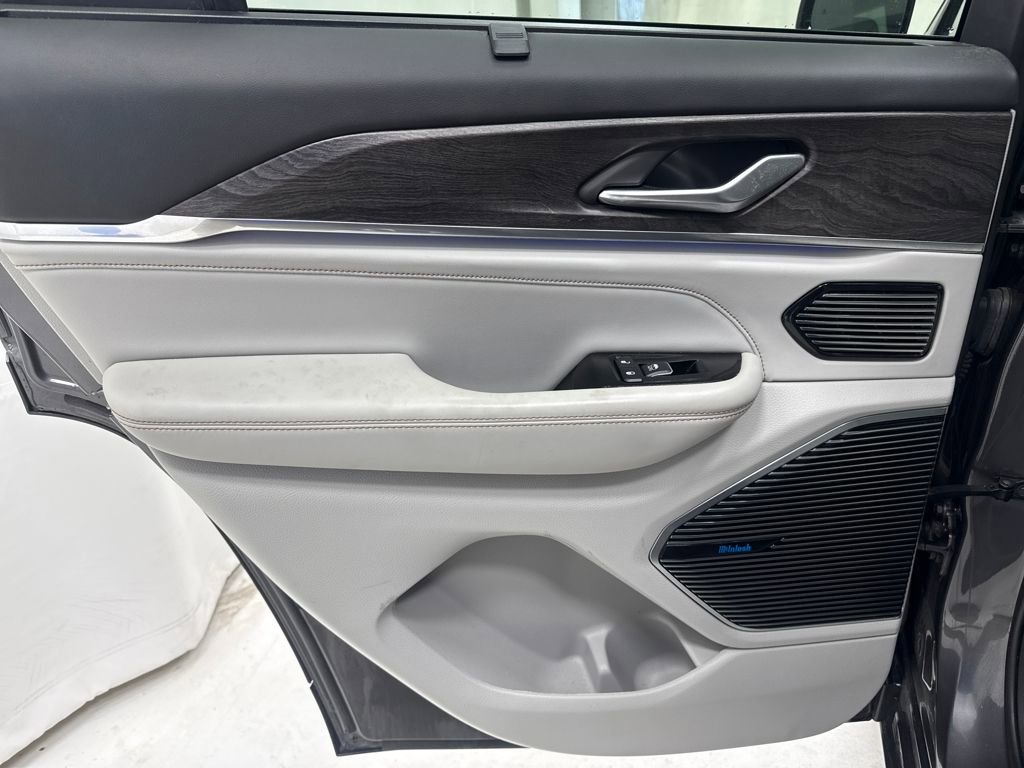 Used 2022 Jeep Grand Cherokee Overland w/ Luxury Tech Group IV image 15