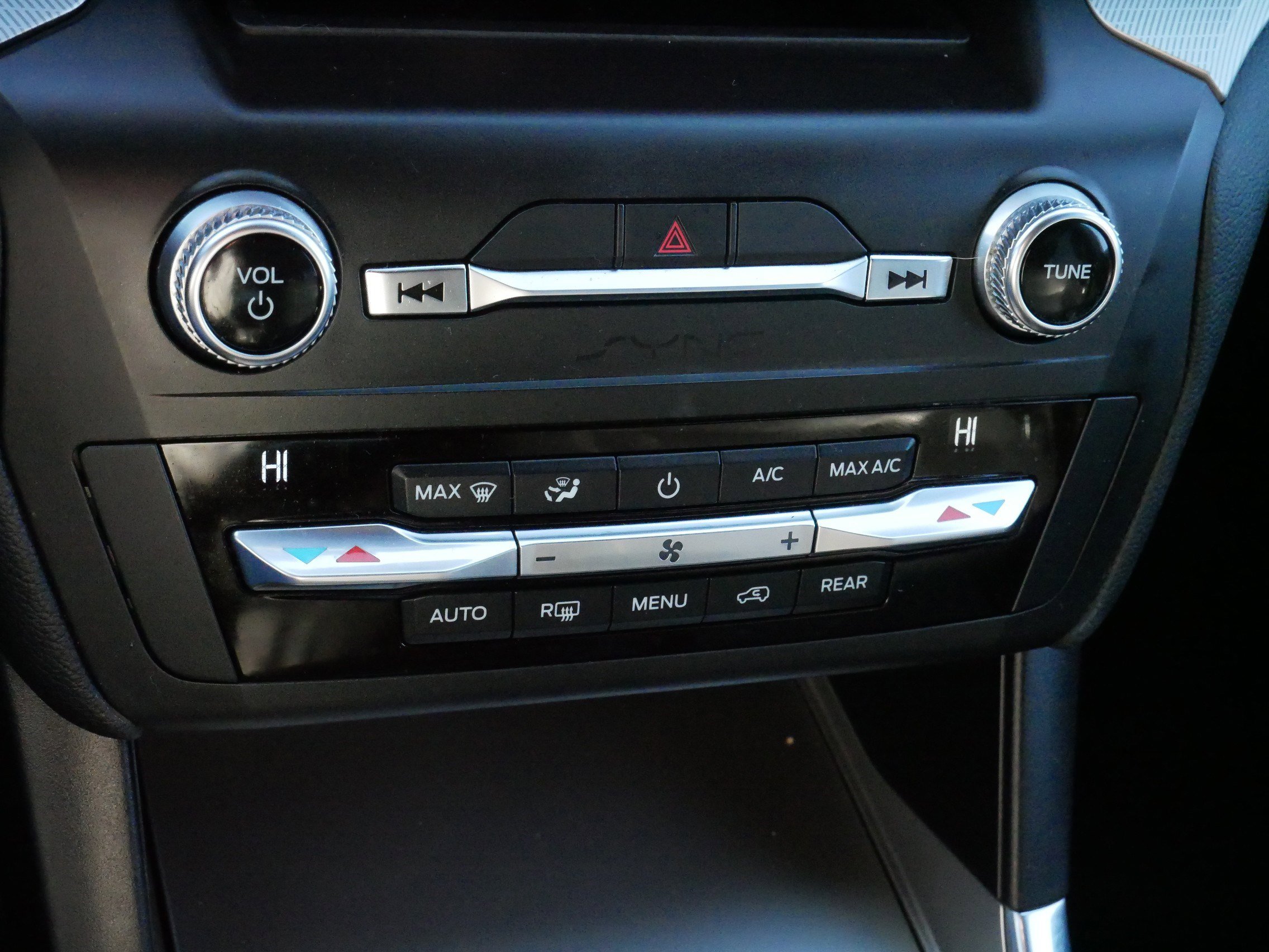 Used 2020 Ford Explorer XLT w/ Equipment Group 202A image 23