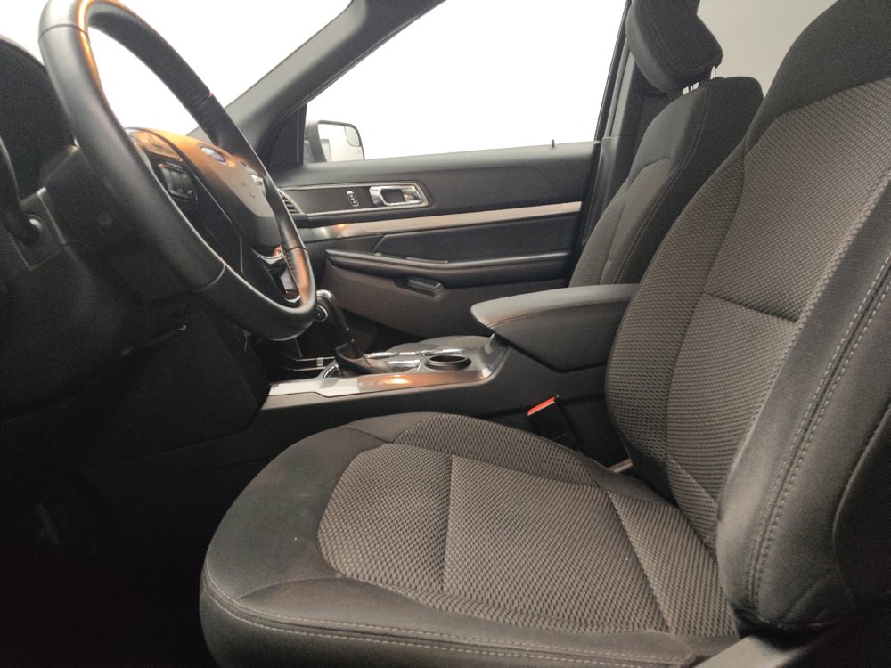 Used 2018 Ford Explorer XLT image 17