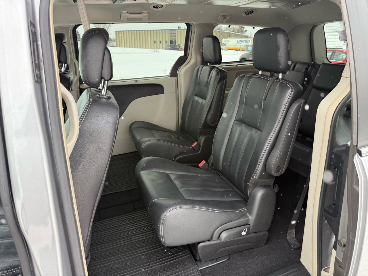 Used 2015 Chrysler Town & Country Touring w/ Driver Convenience Group image 23