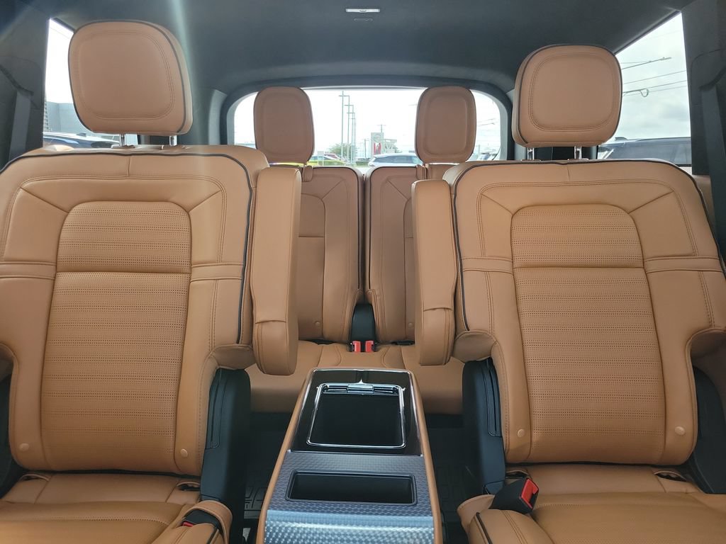 New 2026 Lincoln Aviator Black Label w/ Jet Appearance Package AWD/4WD image 17