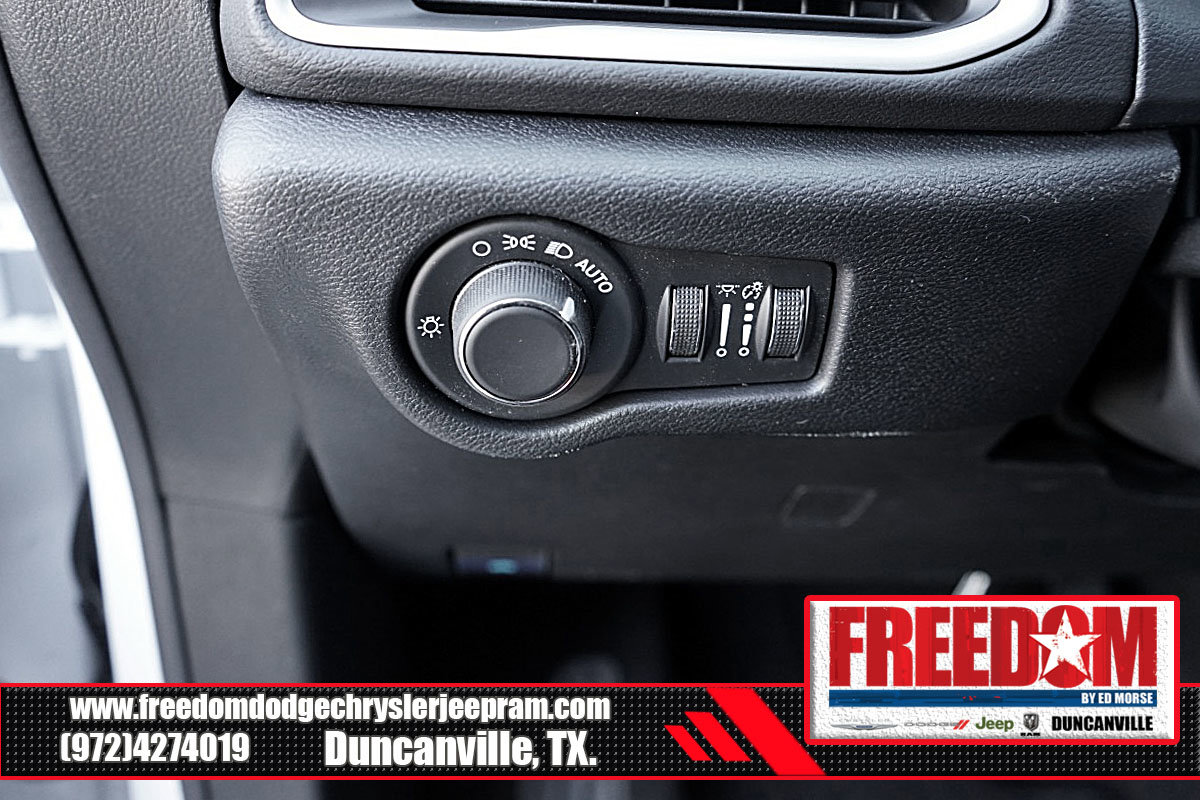 New 2025 Chrysler Voyager LX FWD image 28