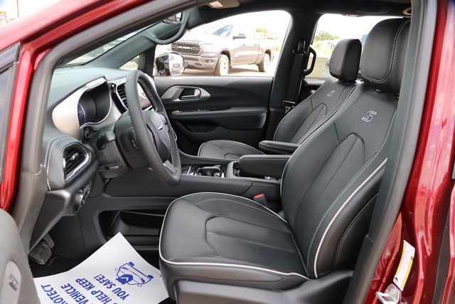 New 2023 Chrysler Pacifica Limited w/ Uconnect Theater Family Group image 13