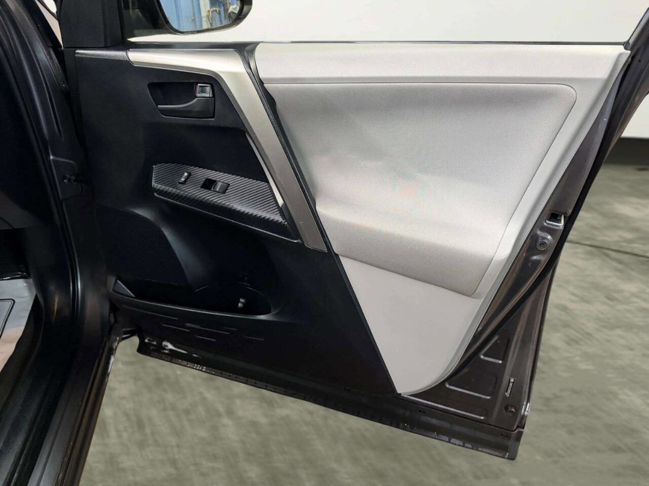 Used 2013 Toyota RAV4 XLE image 24