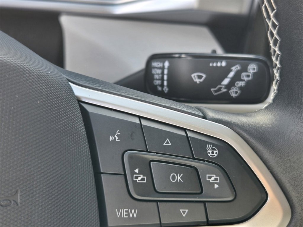 Certified 2025 Volkswagen Taos SE w/ Panoramic Sunroof Package image 26