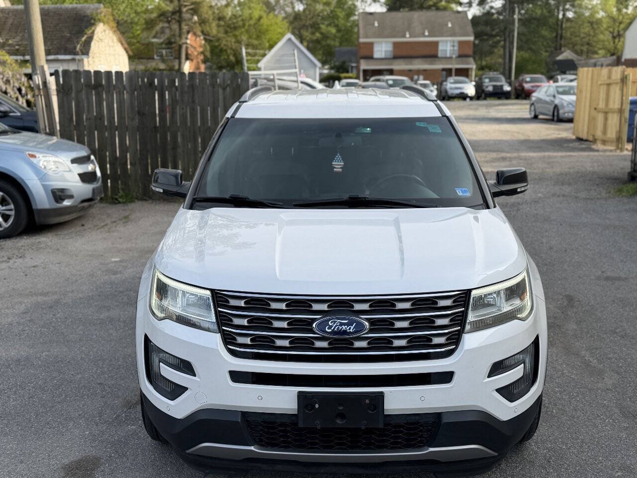 Used 2016 Ford Explorer XLT w/ Equipment Group 202A AWD/4WD image 4