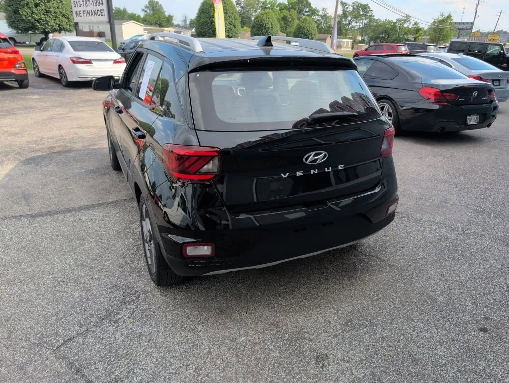 Used 2022 Hyundai Venue SEL FWD image 5