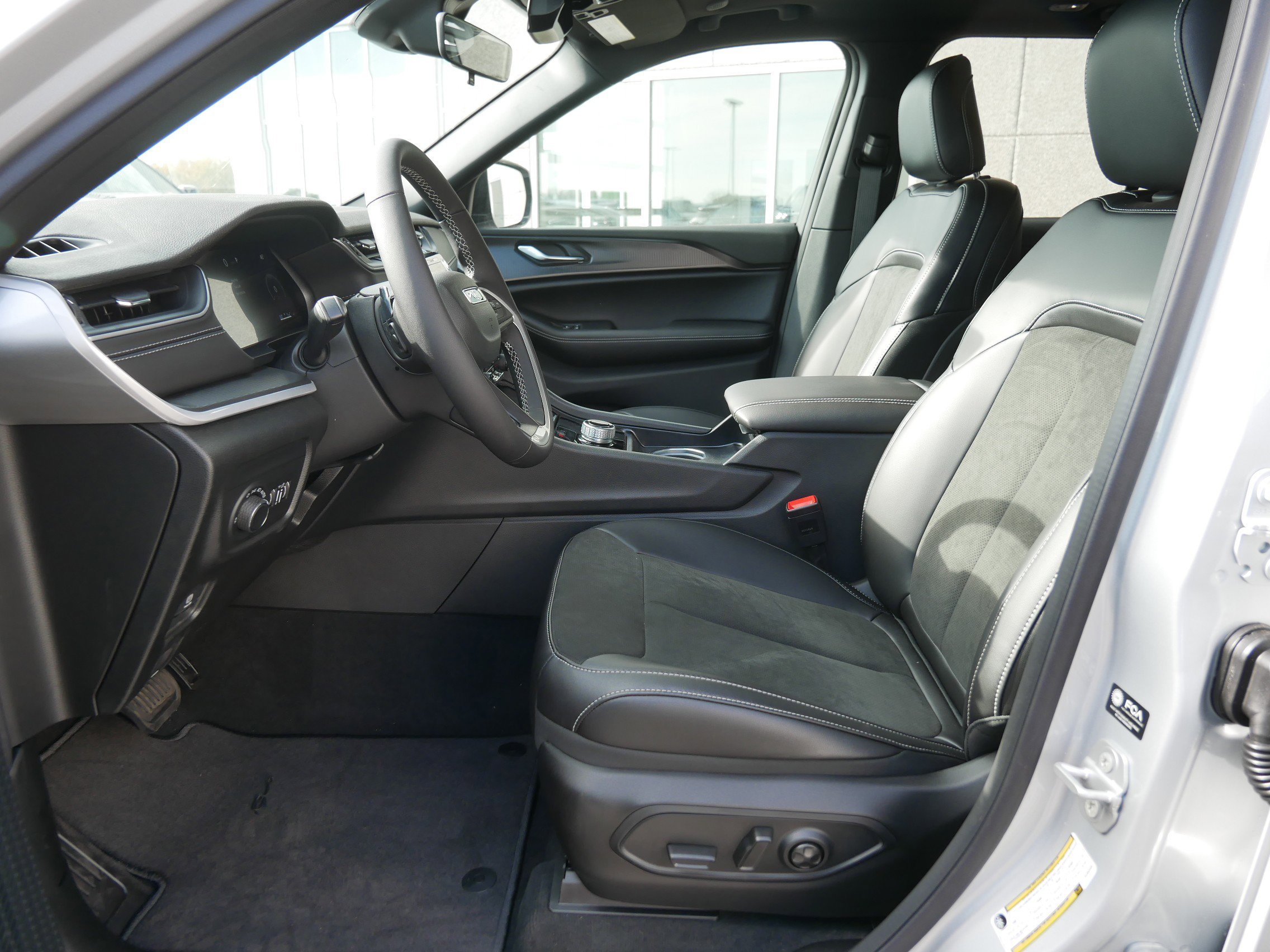 New 2025 Jeep Grand Cherokee 4WD image 6